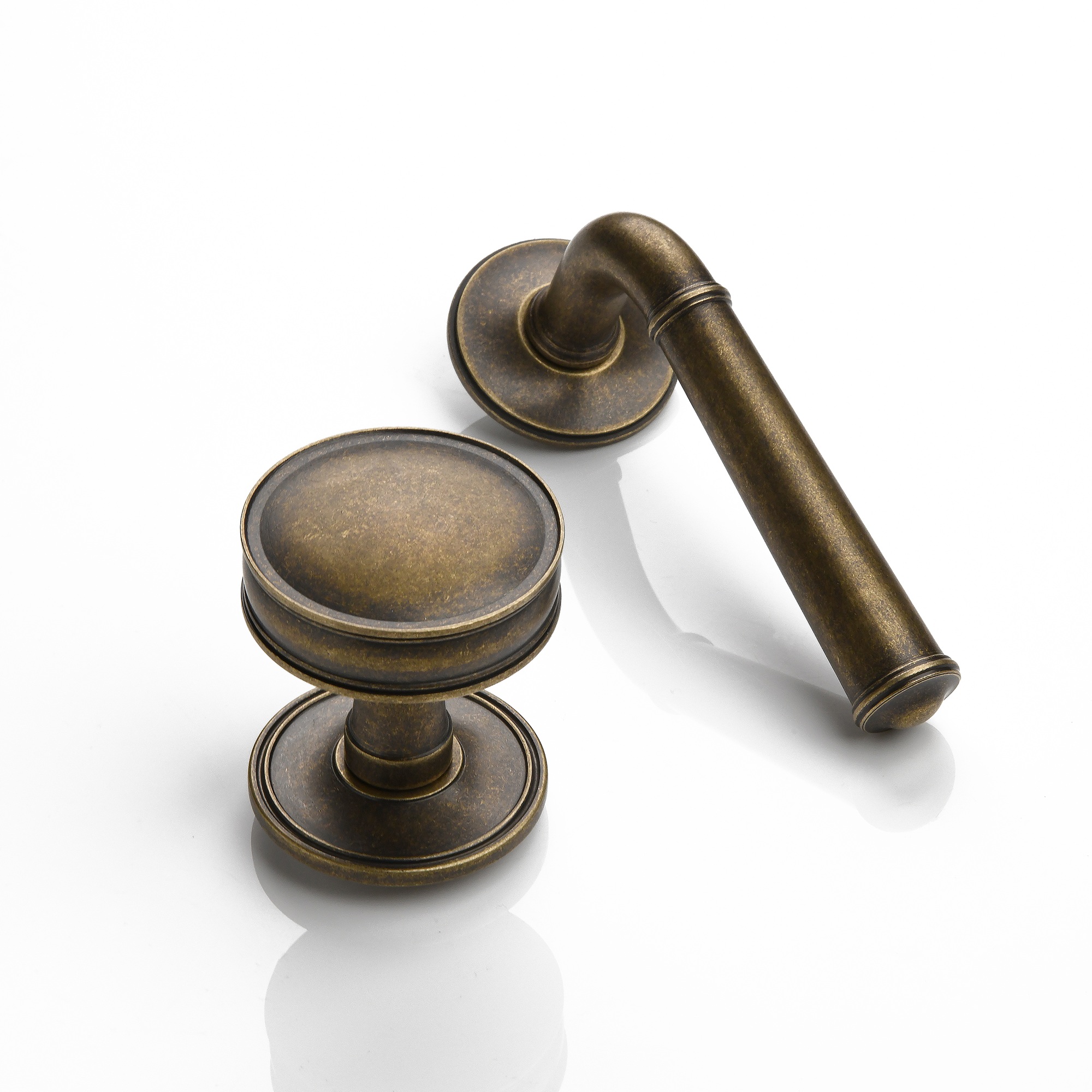 The Darlington lever handle (LV1158) and Huntingford door knob (DK1004), finished in a bespoke bronze finish.